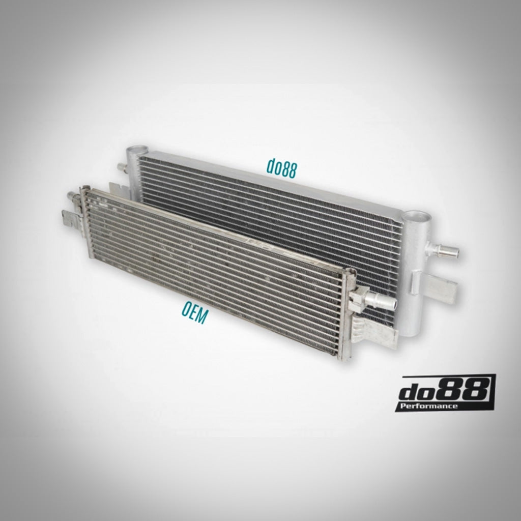 Zwei Getriebeölkühler, OEM und do88, abgebildet passend für BMW und Supra B58 Gen 2-Modelle, heben verbesserte Kühlleistung hervor. Rechts unten ist das do88 Performance Logo zu sehen.