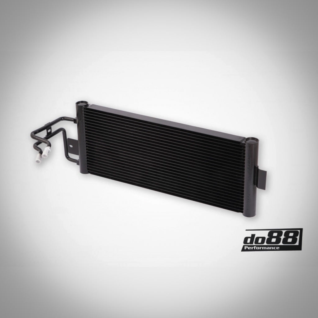 Der do88 GETRIEBEÖLKÜHLER passend für BMW G87 M2, G80/G81 M3 und G82/G83 M4 S58 verfügt über Metallbeschläge und wird auf weißem Hintergrund mit dem do88 Performance-Logo angezeigt.
