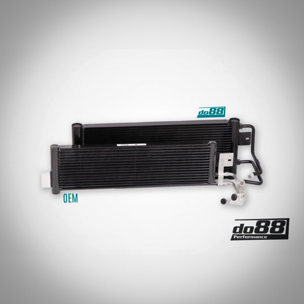 Der do88 GETRIEBEÖLKÜHLER passend für BMW G87 M2, G80/G81 M3 und G82/G83 M4 S58 verfügt über Metallbeschläge und wird auf weißem Hintergrund mit dem do88 Performance-Logo angezeigt.