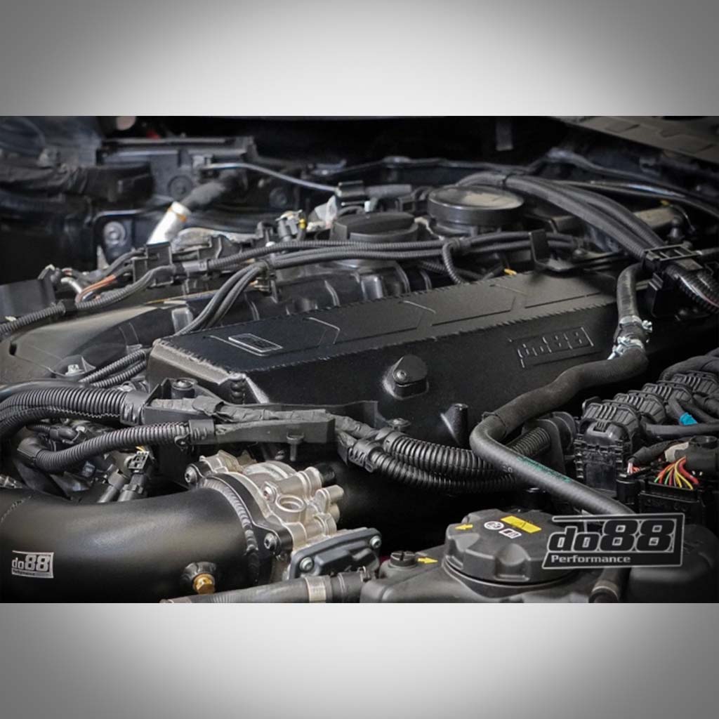 Nahaufnahme eines modernen Automotors mit der do88 „MERA“-Ansaugbrücke mit integriertem Ladeluftkühler, entwickelt für B58 Gen1-Motoren in den Modellen F2X 1er/2er, F3X 3er/4er, G3X 5er/6er/7er, G01 X3 und G02 X4.