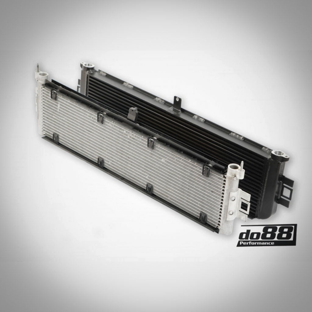 Der do88 Upgrade-Motorölkühler passend für BMW G87 M2, G80/G81 M3, G82/G83 M4 S58 verfügt über zwei übereinander angeordnete Kühler in Silber und Schwarz für optimale Kühlung. Das do88 Performance-Logo ist in der Ecke angebracht.