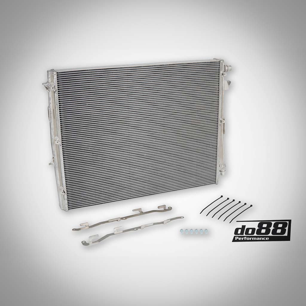 Der do88 Upgrade-Kühlmittelkühler passend für BMW G42 M240i, G2x 330i/M340i/430i/M440i und G29 Z4 B48/B58 Gen 2 umfasst Montagehalterungen, Schrauben, Kabelbinder und ein do88-Logo – ideal als Hochleistungs-Ladeluftkühlerlösung.