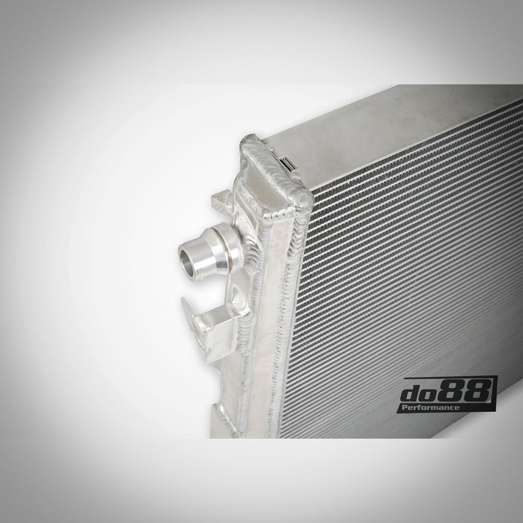 Nahaufnahme eines metallischen do88-Upgrade-Kühlmittelkühlers, Wasserkühlers und Ladeluftkreislaufs passend für BMW- und Toyota-Modelle mit B48- oder B58-Gen-2-Motoren, mit dem do88-Logo in der unteren rechten Ecke.