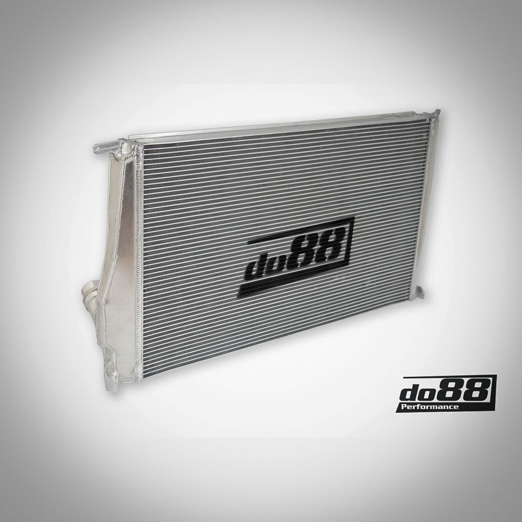 Der do88 Upgrade Aluminium Wasserkühler passend für BMW 135i/335i 35i N54/N55 (E9X/E82/E89, 2007-2013) ist auf grauem Hintergrund mit dem do88-Logo dargestellt, das seine fortschrittliche Kühlleistung hervorhebt.