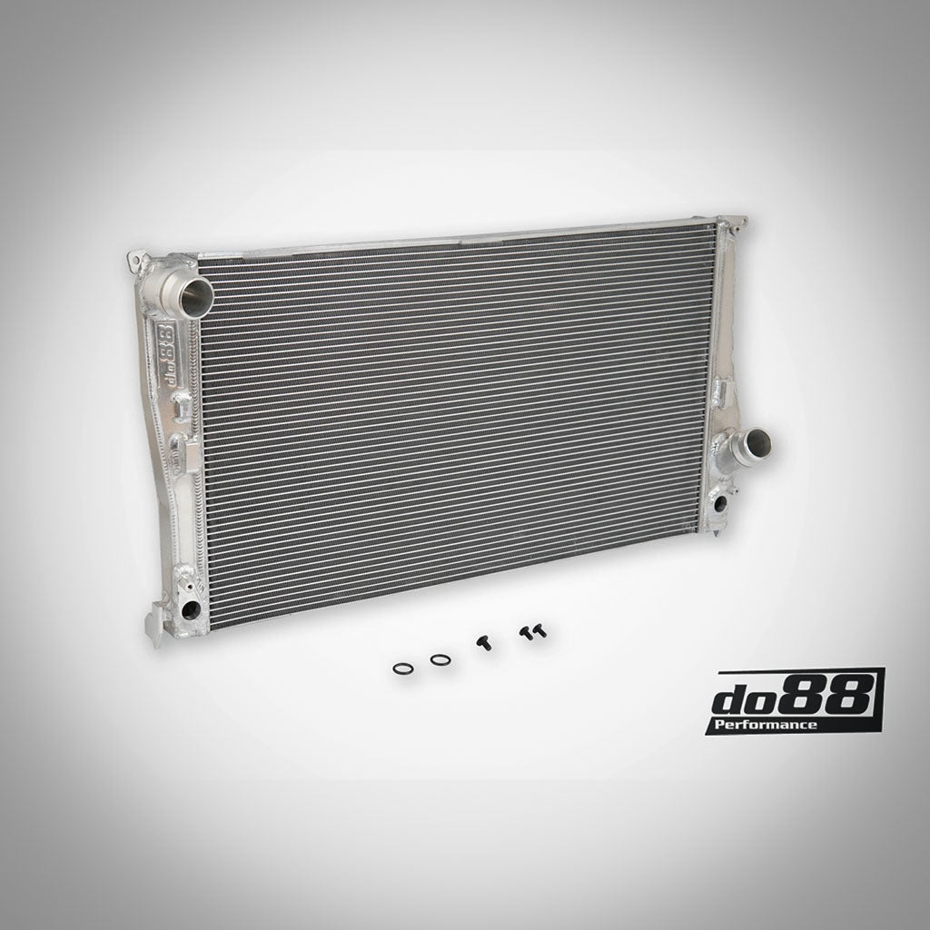 Der do88 Upgrade Aluminium Wasserkühler passend für BMW 135i/335i 35i N54/N55 (E9X/E82/E89, 2007-2013) ist auf grauem Hintergrund mit dem do88-Logo dargestellt, das seine fortschrittliche Kühlleistung hervorhebt.