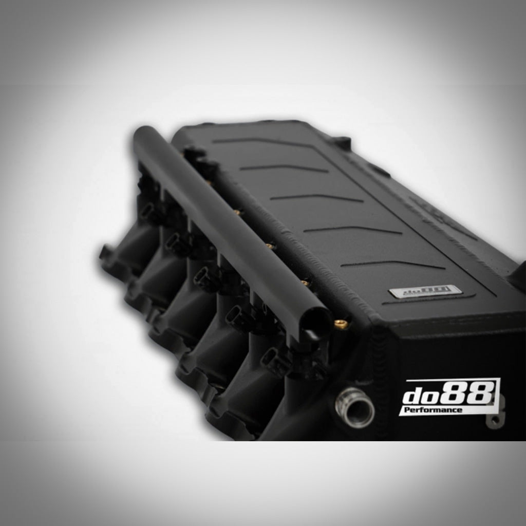 Do88 Zubehörpaket Fuel Rail für Ansaugbrücke mit integriertem Ladeluftkühler passend für B58 Gen 1 & Gen 2, inkl. Montagematerial, schwarzes Design mit do88 Logo – ideal für FBO-Upgrades, abgebildet vor hellgrauem Hintergrund.