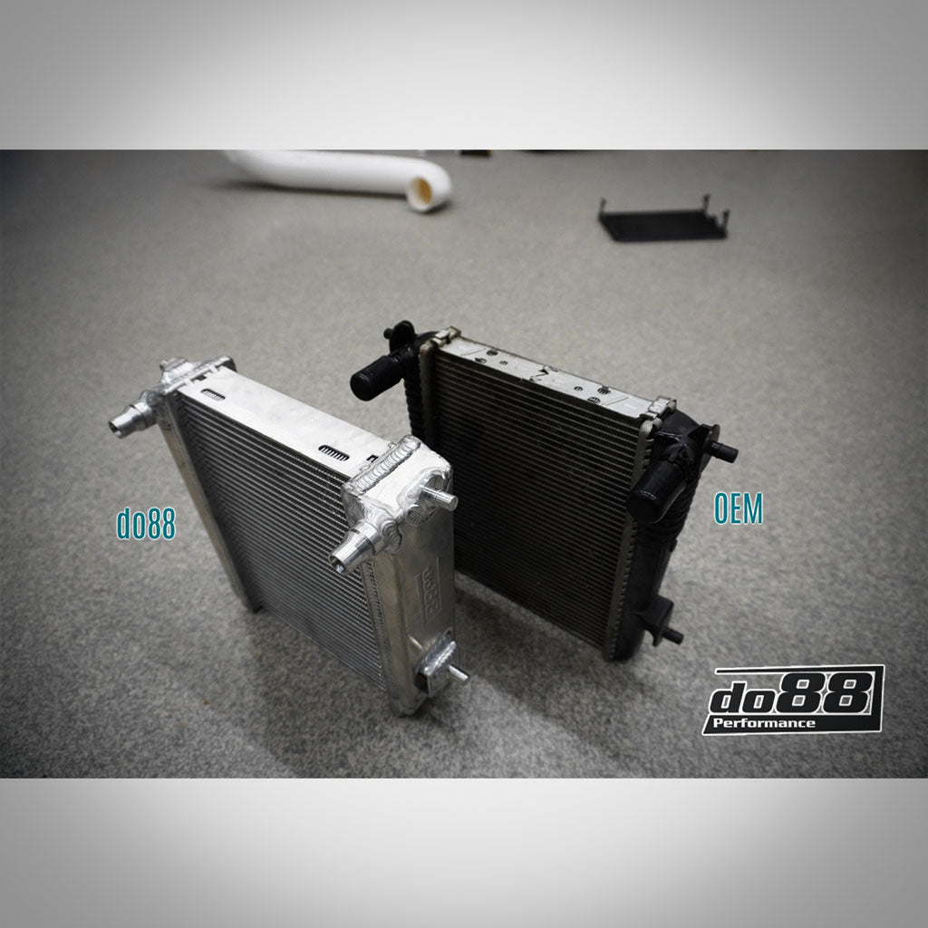 Zwei Aluminium-Kühlmittelkühler von do88 passend für BMW G42 M240i, G2X M340i/M440i, G29 Z4 M40i und Toyota Supra MK5 A90 werden nebeneinander auf einer grauen Oberfläche angezeigt und demonstrieren Leistungssteigerungen für den Rennstreckeneinsatz.