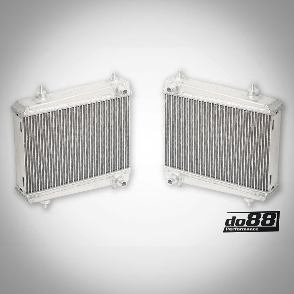 Paar do88 Aluminium Upgrade Kühlmittelkühler, seitlich passend für BMW G87 M2, G80/G81 M3, G82/G83 M4 S58 Motor. Perfekt für Rennstrecke & mit Rippenkernen, gezeigt mit do88 Performance Logo.