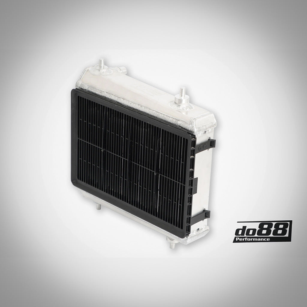 Rechteckiger do88 Aluminium-Upgrade-Kühlmittelkühler mit schwarzen Lamellen, silbernem Rahmen und do88-Logo, entworfen passend für BMW G87 M2, G80/G81 M3, G82/G83 M4 S58; passt in die Radkästen.