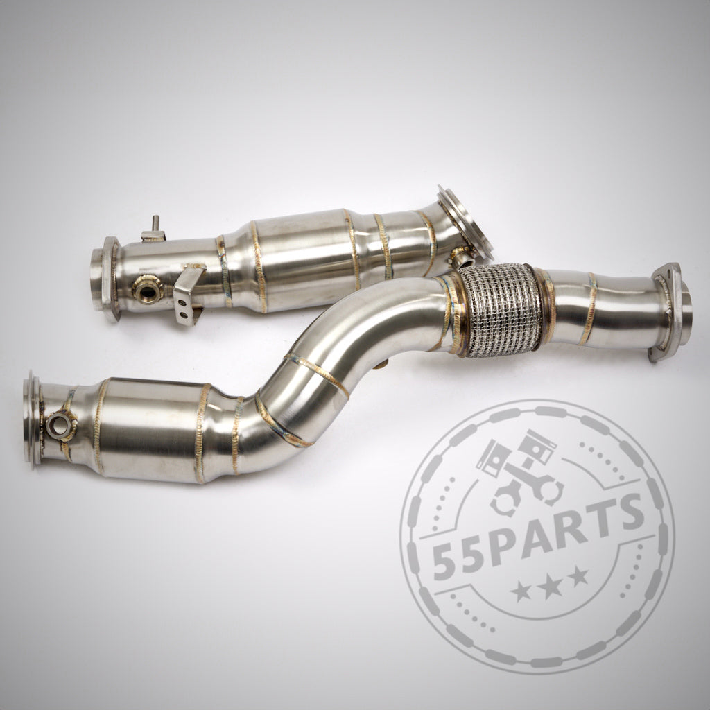 Zwei HIGH FLOW DOWNPIPES (200 ZELLER) aus Edelstahl passend für BMW G80, G81, G82, G83, G87 (M2 M3 M4) mit S58 Motor auf hellem Hintergrund – optimal für jedes FBO-Setup.