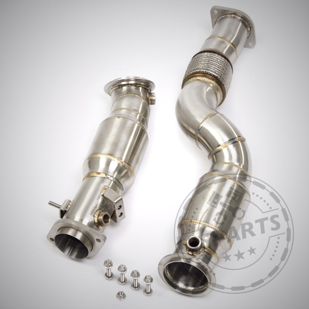 Zwei 55Parts HIGH FLOW DOWNPIPES (200 ZELLER) passend für BMW G80, G81, G82, G83, G87 (M2 M3 M4) mit S58 Motor – Edelstahlrohre mit Flanschen, strömungsoptimiertes Downpipe, Flexteil und Schrauben auf weißem Hintergrund.
