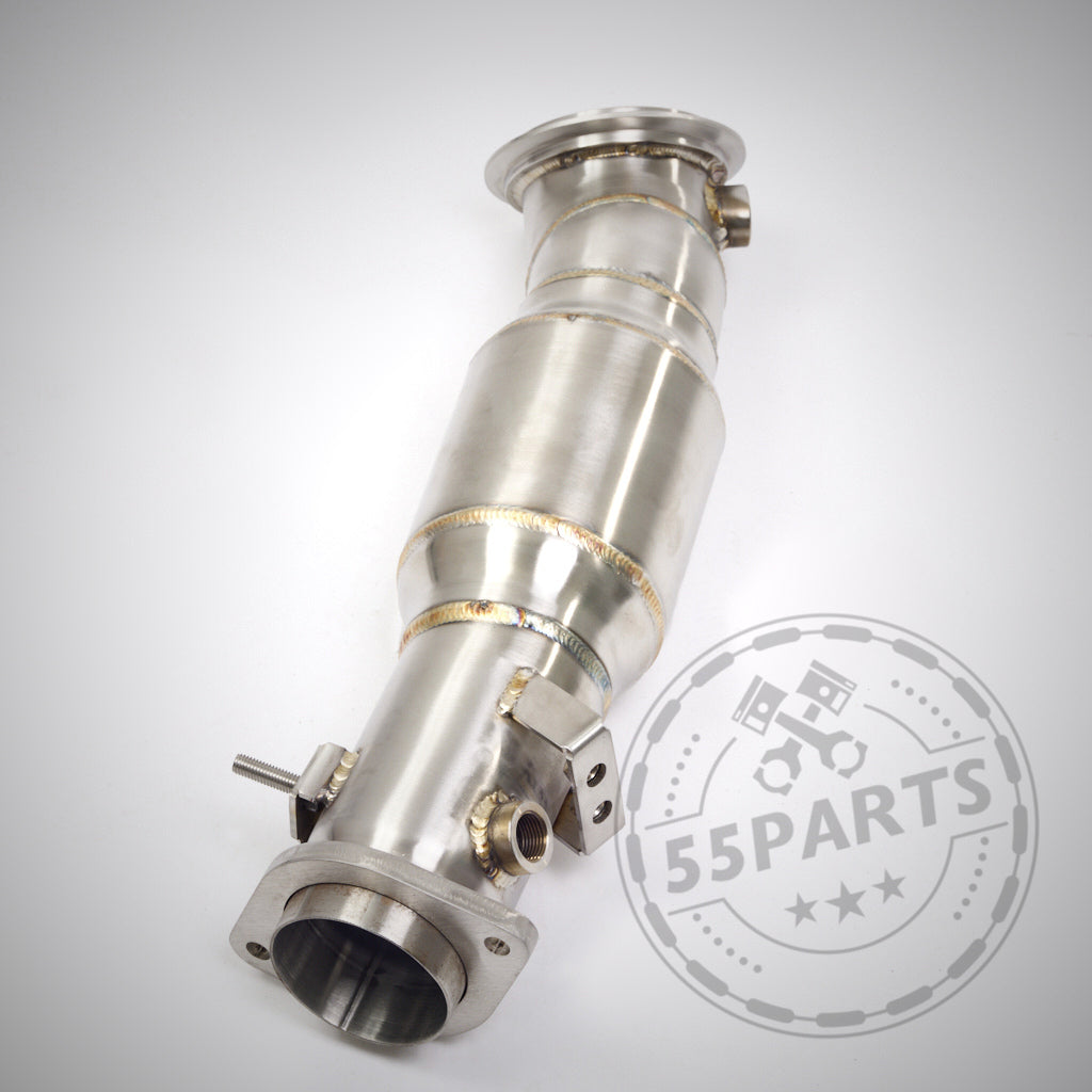 Ein 55Parts HIGH FLOW DOWNPIPE (200 ZELLER) passend für BMW G80, G81, G82, G83, G87 (M2 M3 M4) mit S58-Motor wird auf einem weißen Hintergrund mit einem 55Parts-Logo-Wasserzeichen angezeigt.