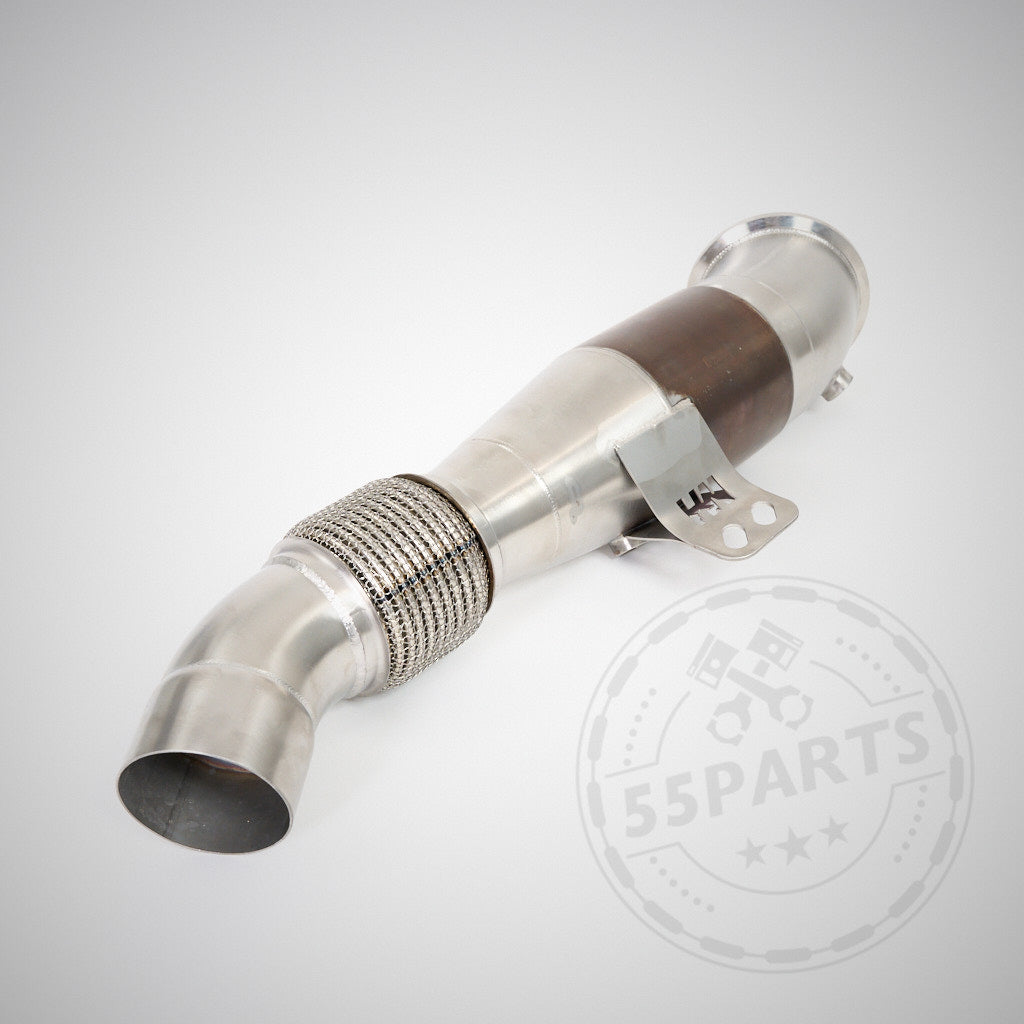 55Parts Special: High Flow Downpipe (mit Euro 6 200 Zeller) & MH Pipes, passend für BMW M140i, M240i, M340i, 440i, 540i, 640i, 740i, 840i, Z4 und Supra B58(TU), mit Flexstück und Halterung auf schlichtem Hintergrund.
