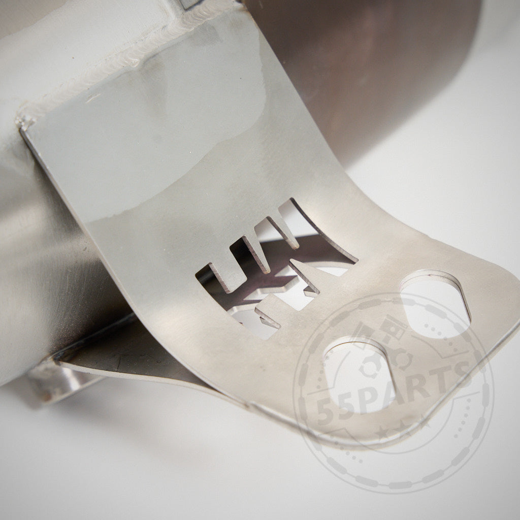 55Parts Special: High Flow Downpipe (mit Euro 6 200 Zeller) & MH Pipes, passend für BMW M140i, M240i, M340i, 440i, 540i, 640i, 740i, 840i, Z4 und Supra B58(TU), mit Flexstück und Halterung auf schlichtem Hintergrund.