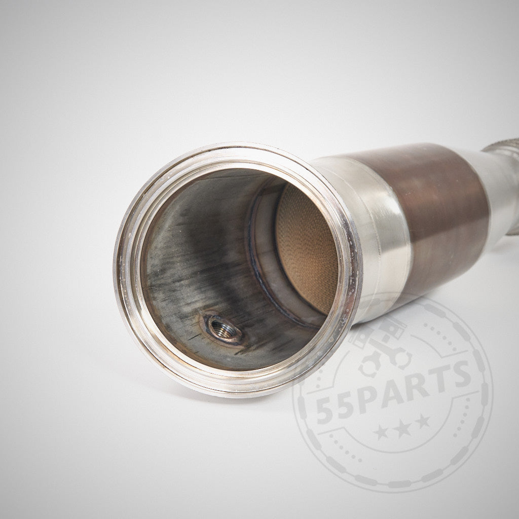 Nahaufnahme der 55Parts Special High Flow Downpipe mit Euro 6 200-Zellen-Kat & MH Pipes mit sichtbarer Wabenstruktur – ideal für FBO-Setups bei BMW M140i, M240i, M340i und anderen B58-Modellen der F- und G-Serie und Supra.