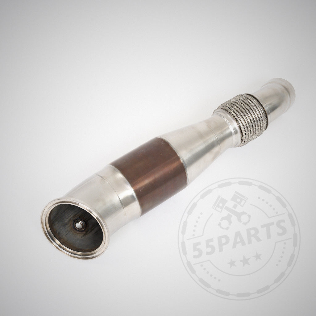 Spezialangebot & MH Pipes: High Flow Downpipe (Euro 6 200 Zeller) passend für BMW M140i, M240i, M340i, 440i, 540i, 640i, 740i, 840i, Z4 & Supra B58(TU) F/G-Serie, mit flexiblem Abschnitt auf hellem Hintergrund und 55Parts-Wasserzeichen.