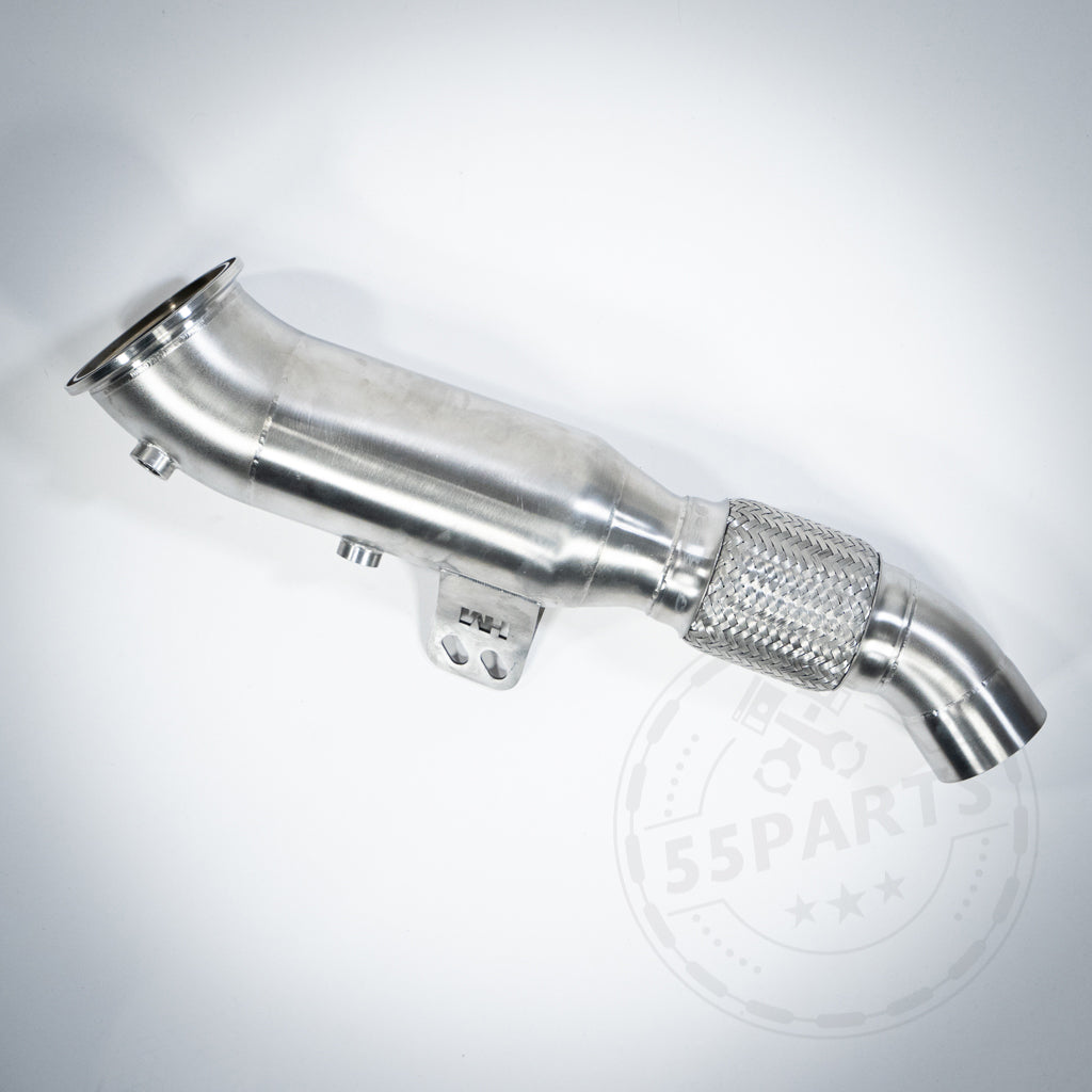 55Parts & MH Pipes Special: High Flow Downpipe (Euro 6 200 Zeller) passend für BMW M140i, M240i, M340i, 440i, 540i, 640i, 740i, 840i, Z4 & Supra B58(TU); Edelstahl mit Flexabschnitt auf weißem Hintergrund mit schwachem 55Parts-Logo.
