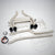 Das 55Parts Special 3" ECE-Abgasanlagen-Kit passend für BMW G8x-Modelle (G81, G82, G83, G87 M2, M3 Competition/Touring, M4 Competition) mit S58-Motor umfasst Rohre, Klemmen, Sensoren und Montageteile, die auf weißem Hintergrund angezeigt werden.