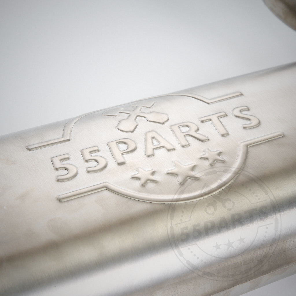 Nahaufnahme einer metallischen Oberfläche mit eingraviertem 55Parts und drei Sternen sowie einem runden Logo – perfekt für die 55Parts Special 3" ECE-Abgasanlage für die BMW G8x-Serie (G81, G82, G83, G87 M2, M3, M4 Competition) mit S58-Motor.