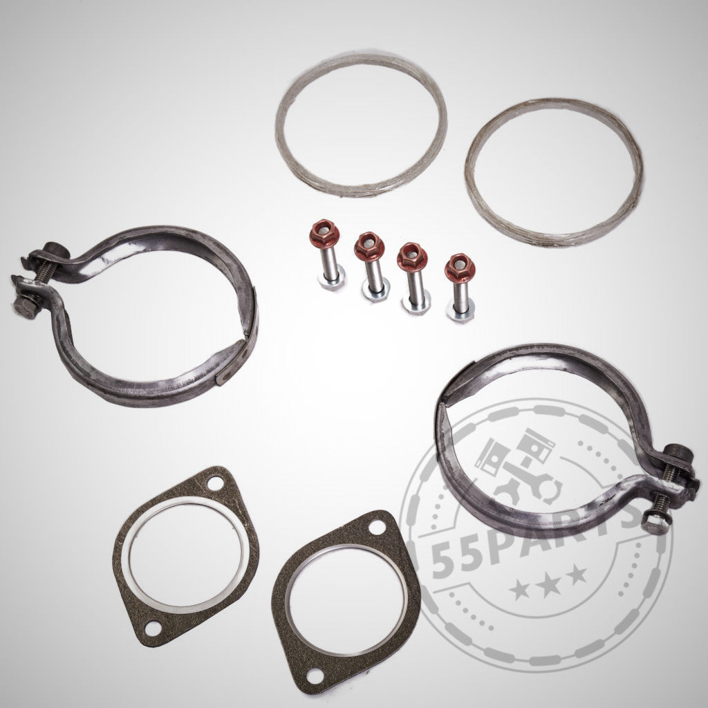 Das 55Parts Einbauset Downpipe passend für BMW 135i, 1er M Coupe, 335i(x) N54 beinhaltet zwei Schellen, vier Schrauben, zwei Dichtungen und zwei Ringe auf weißem Hintergrund.