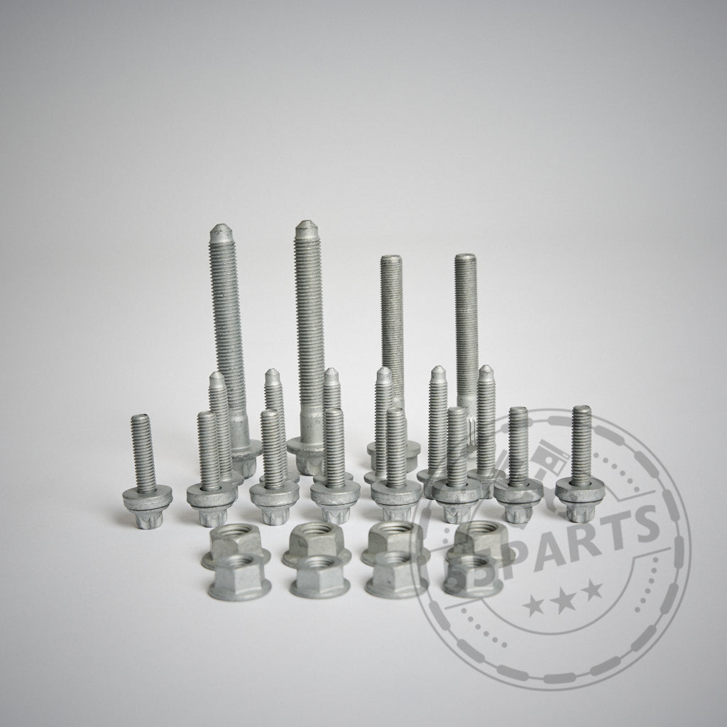 Verschiedene silberne Schrauben und Muttern aus dem 55Parts Einbauset passend für NoFlex Zugstreben BMW M2, M3, M4 F-Serie (F8x), in Reihen angeordnet auf weißem Hintergrund mit einem 55Parts-Wasserzeichen.