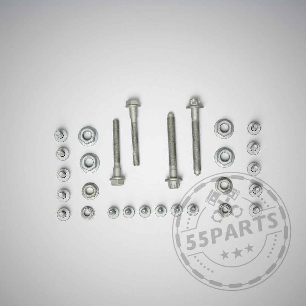 Einbauset Schraubenset Fahrwerk passend für BMW F80 M3, F82/3 M4, F87 M2 inkl. Sondermodelle – Silberne Schrauben und Muttern ordentlich auf weißem Hintergrund mit 55Parts-Logo in der Ecke angeordnet.