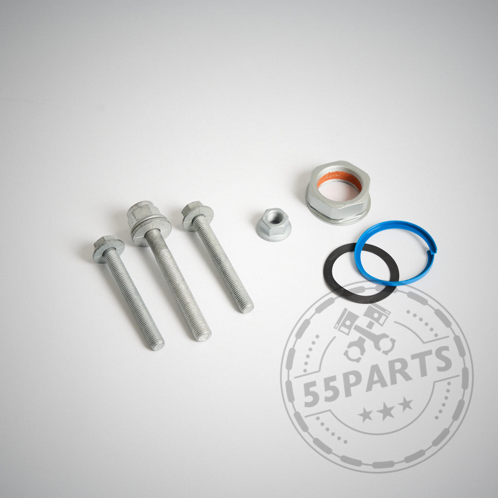 Drei Schrauben, eine Mutter, ein Sechskant, ein blauer Ring und zwei Unterlegscheiben aus dem 55Parts Einbauset Schraubenset Sperrdifferential passend für fast alle BMW Modelle sind auf hellem Hintergrund mit dem Produktlogo abgebildet.