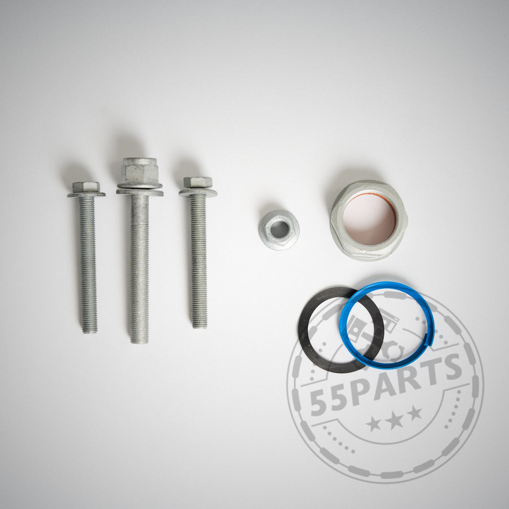 Drei Schrauben, eine Mutter, ein Sechskant und zwei Unterlegscheiben – eine schwarze und eine blaue – aus dem 55Parts Einbauset Schraubenset Sperrdifferential für fast alle BMW Modelle sind auf hellem Hintergrund angeordnet.