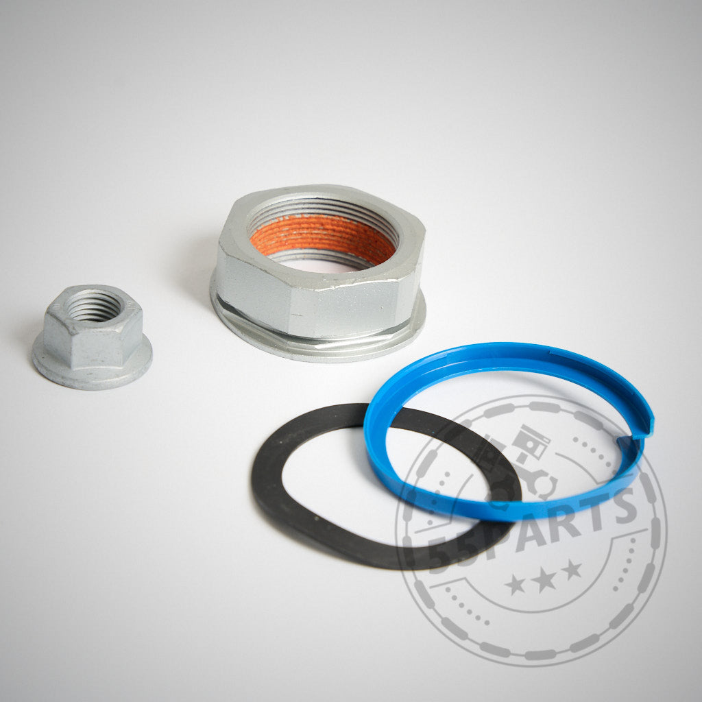 Verschiedene Metallmuttern, eine schwarze Unterlegscheibe und ein blauer Kunststoffring aus dem 55Parts Einbauset „Schraubenset Sperrdifferential für fast alle BMW-Modelle“ werden auf einer weißen Fläche mit einem schwachen Logo angezeigt.