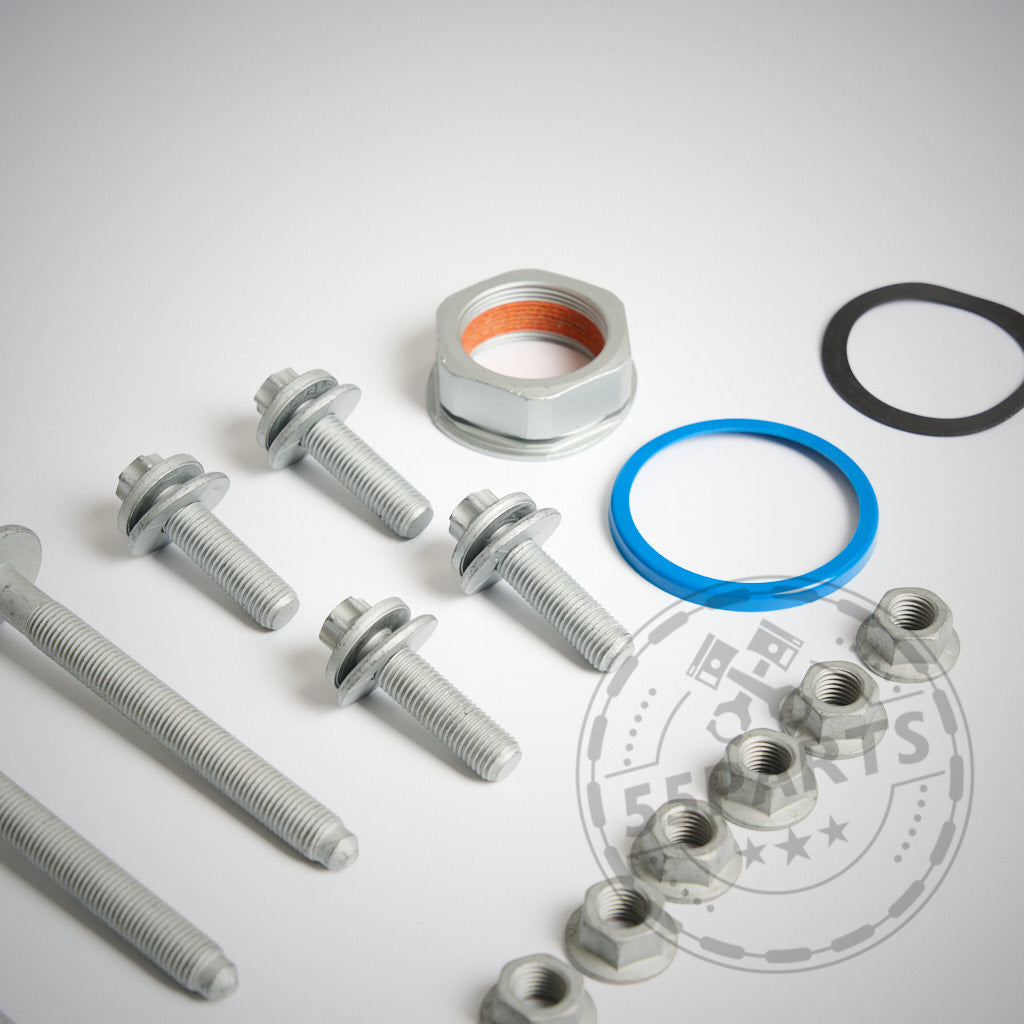 Verschiedene Metallschrauben, Muttern, Unterlegscheiben und eine blauschwarze Dichtung vom 55Parts Einbauset Schraubenset für Tonnenlager, passend für BMW 1er (E8x, F2x), 2er (F2x), 3er (E9x, F3x), 4er (F3x), Z4 (G29) und Supra (A90).