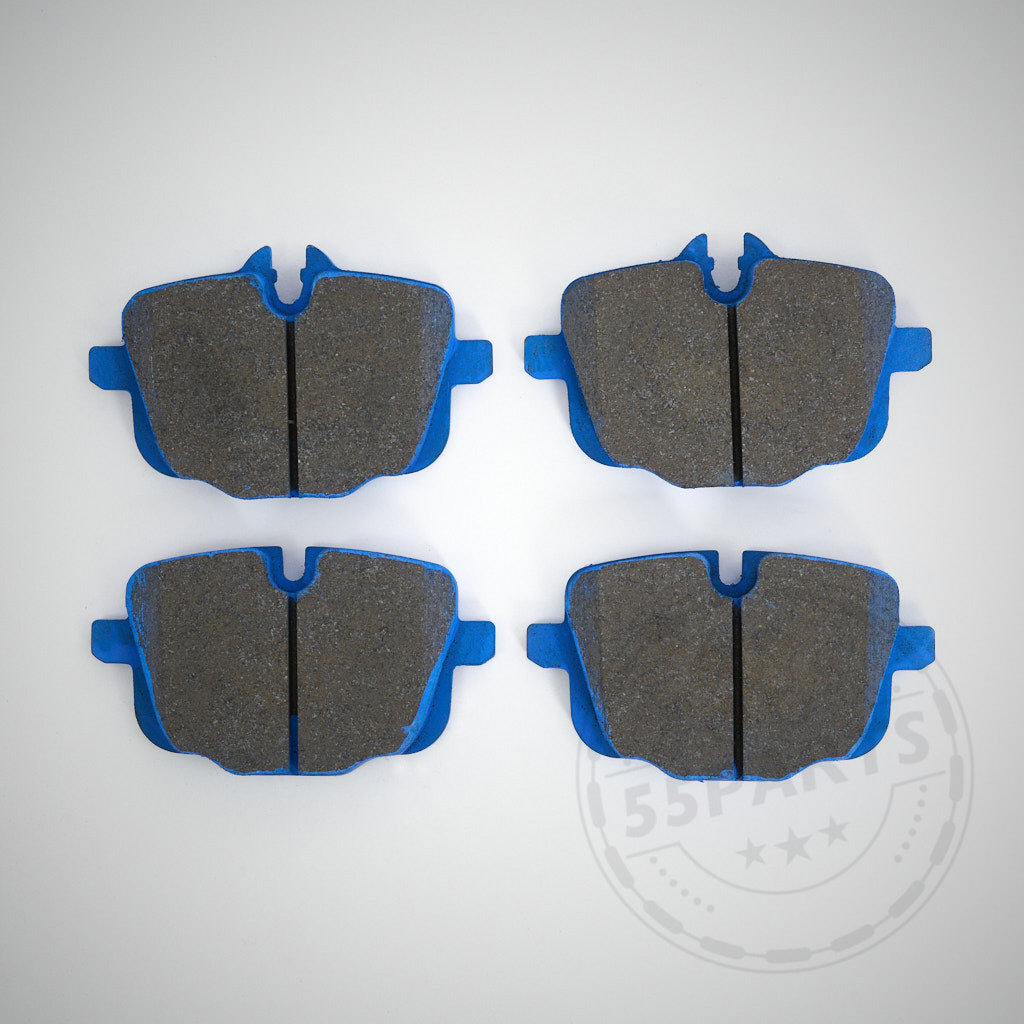 Vier Endless Bremsbeläge, passend für BMW G80, G81, G82 und G87 (M2, M3, M3 Touring, M4), sind in zwei Reihen auf hellgrauem Untergrund angeordnet.