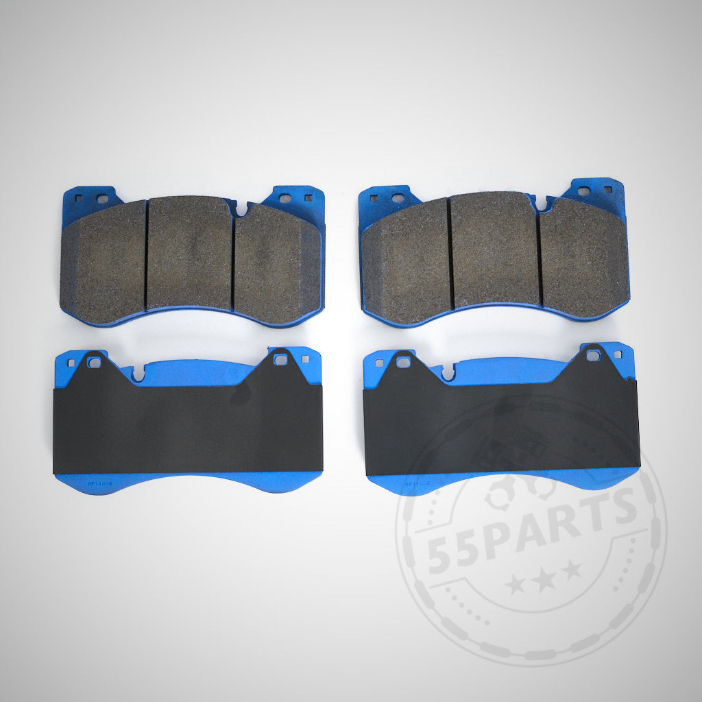 Vier blau-schwarze Endless Bremsbeläge passend für BMW G80, G81, G82 und G87 (M2, M3, M3 Touring, M4) von Endless sind auf weißem Untergrund angeordnet.