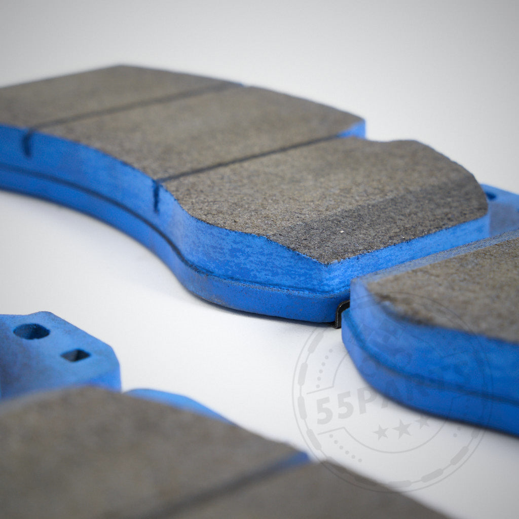 Nahaufnahme der blau-grauen Endless-Bremsbeläge passend für BMW G80, G81, G82, G87 (M2, M3, M3 Touring, M4) auf weißem Untergrund.