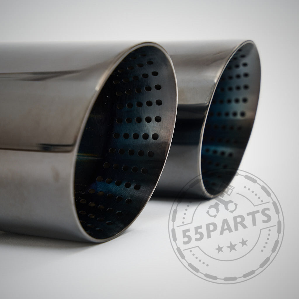 Unteransicht eines Autos auf einer Hebebühne mit der 55Parts Special 3" ECE Equal Length Abgasanlage mit glänzenden Metallrohren und Endschalldämpfern, passend für alle BMW F8x M2 Competition-, M3- und M4-Modelle.