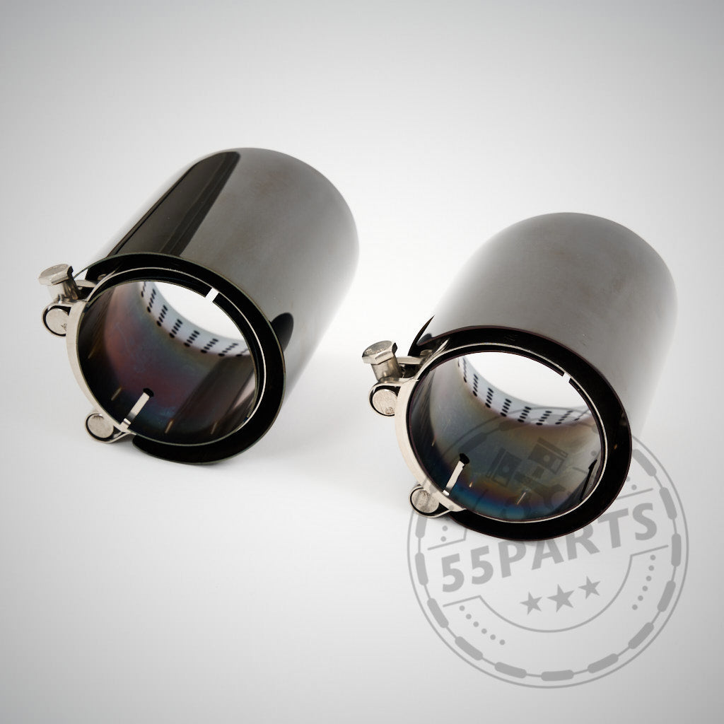 Zwei schwarz verchromte Auspuffblenden mit Metallklammern Special 3&quot; ECE-Abgasanlage passend für BMW G8x-Modelle (G81, G82, G83, G87 M2/M3/M4 Competition), abgebildet auf Weiß mit Abgasanlage-Wasserzeichen.