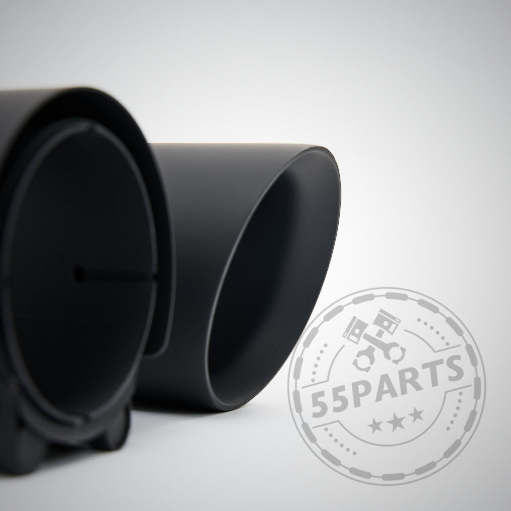 Zwei schwarze zylindrische 55Parts Abgasanlagenteile mit einem 55Parts-Logo-Wasserzeichen unten rechts, entworfen passend für BMW F8x M2 Competition, M3 und M4 (alle Modelle).