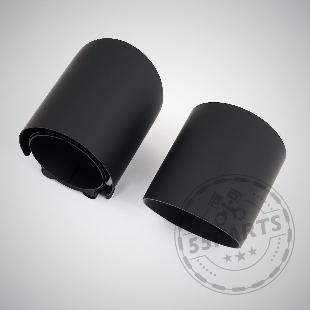 Zwei schwarze, zylindrische Getränkehaltereinsätze aus Kunststoff, entwickelt für die BMW G8x-Serie (G81, G82, G83, G87 M2, M3 Competition/Touring, M4 Competition) mit S58-Motor – abgebildet auf hellgrauem Hintergrund mit einem dezenten Logo-Wasserzeichen.