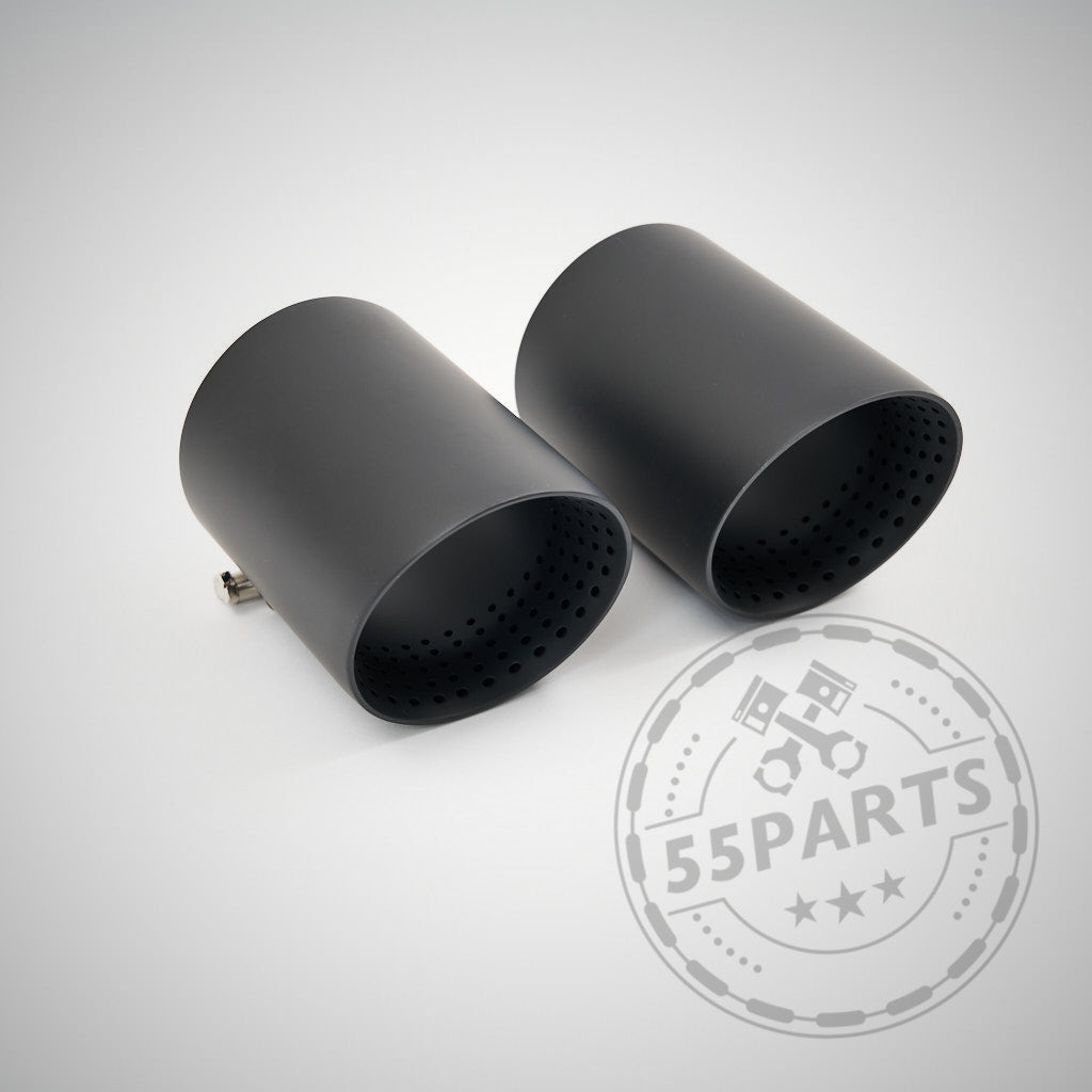 Zwei mattschwarze zylindrische Auspuffblenden mit perforierten Innenkanten, konzipiert für die 3&quot; ECE-Abgasanlage, kompatibel mit den BMW G8x-Modellen (G81, G82, G83, G87 M2/M3/M4 Competition) mit S58-Motor.