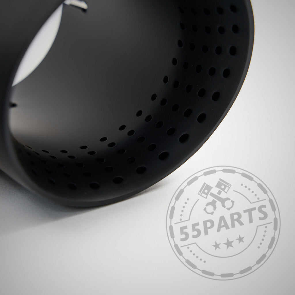 Nahaufnahme eines schwarzen, perforierten Endschalldämpfers aus der 55Parts Special 3&quot; ECE Equal Length Abgasanlage passend für BMW F8x M2 Competition, M3 und M4, mit einem 55Parts-Logo-Wasserzeichen in der Ecke.