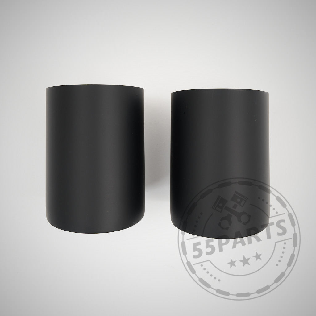 Zwei schwarze zylindrische Objekte, wahrscheinlich Komponenten der 55Parts Special 3" ECE Abgasanlage für die BMW G8x-Serie (G81, G82, G83, G87 M2/M3/M4 Competition) mit S58-Motor, stehen aufrecht auf einer hellen Oberfläche mit einem schwachen Wasserzeichen.