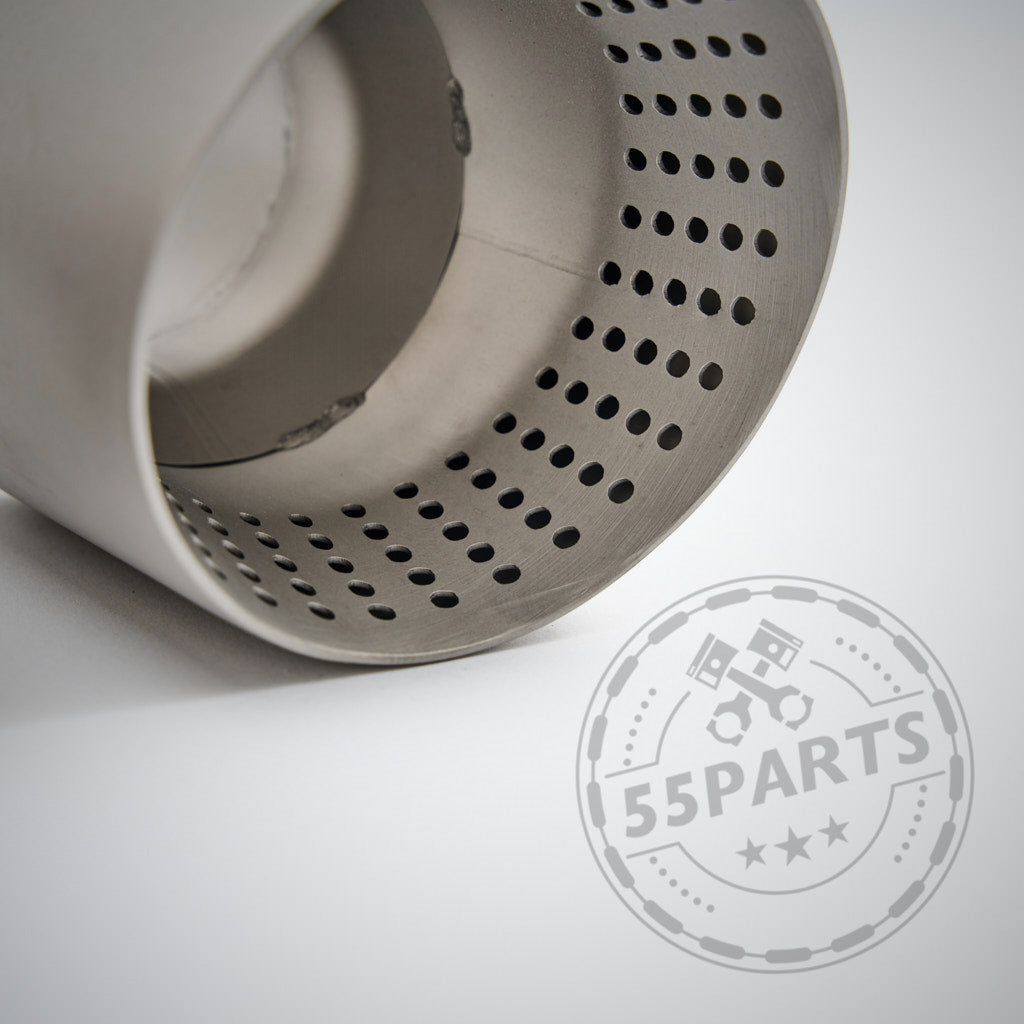 Auf der Seite liegt ein perforierter Metallzylinder mit dem 55Parts & MH-PIPES Logo, passend für alle B58 BMW Modelle (non OPF & OPF) und Toyota Supra: 55Parts SPECIAL 3.5" ECE Klappenauspuffanlage.