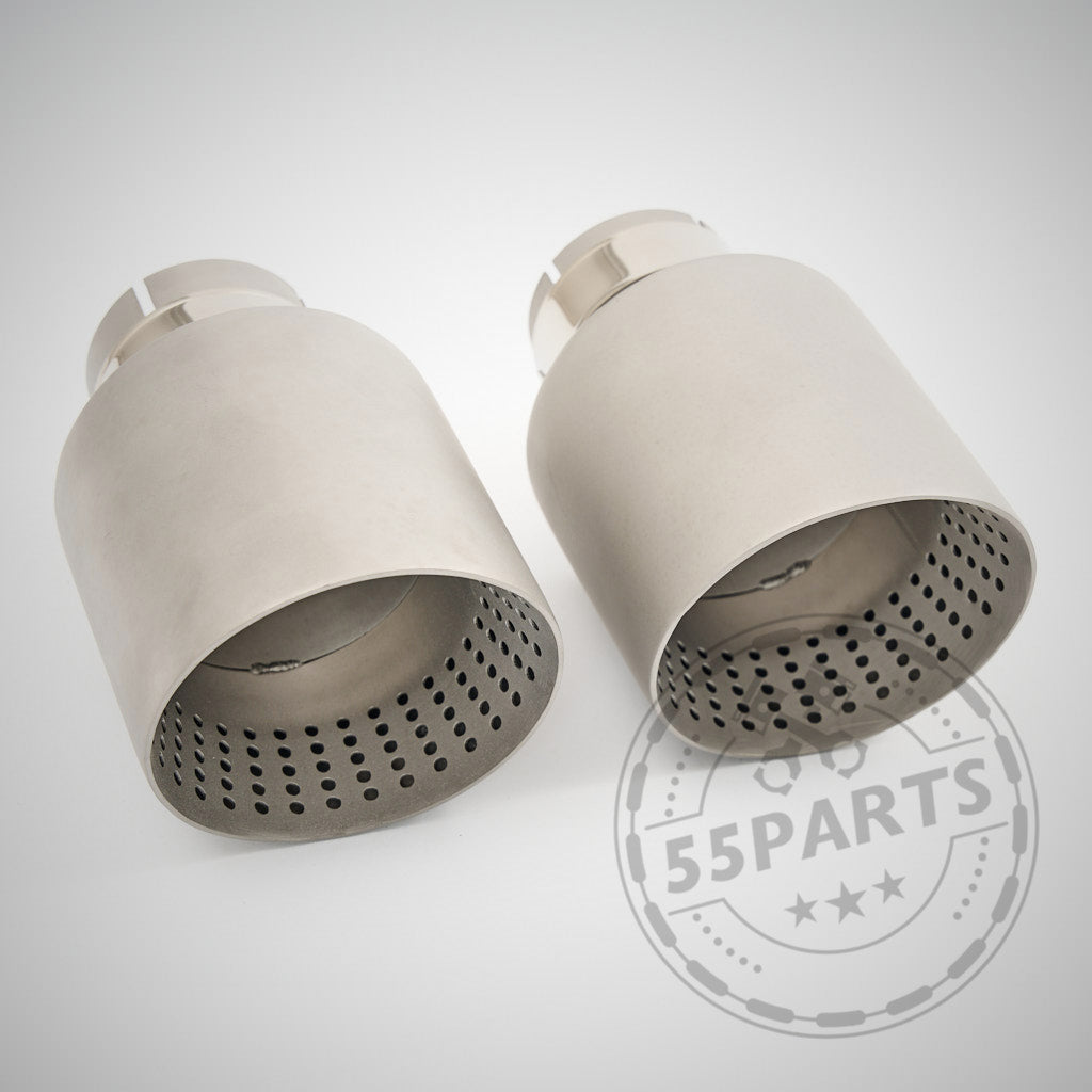 Zwei 55Parts Special 3" ECE Equal Length-Auspuffblenden passend für BMW F8x M2 Competition, M3 und M4 werden nebeneinander auf einer weißen Fläche angezeigt.