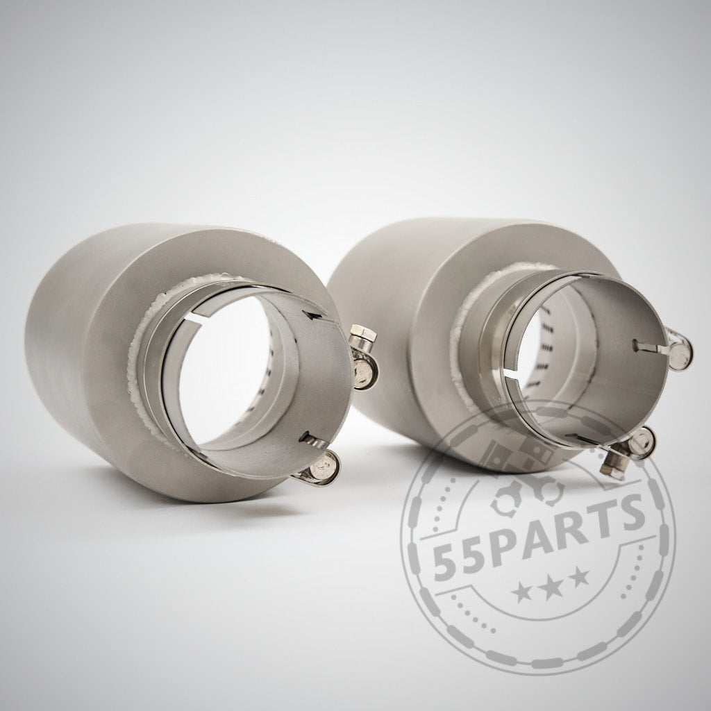 Zwei Edelstahl-Endstücke mit Klemmen passend für BMW G8x M2, M3 (Competition, Touring) und M4 (Competition) mit S58-Motor, Teil der 55Parts Special 3" ECE-Abgasanlage. Auf hellem Hintergrund abgebildet, mit der Marke 55Parts.