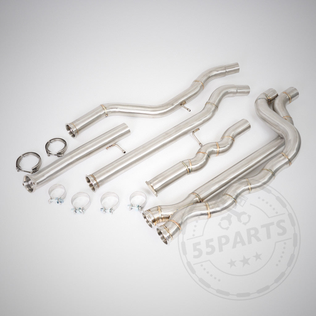 55Parts Special: Equal Length EL Midpipe passend für BMW F80/F82 M3/M4 S55 Motor und Edelstahl-Schellen auf hellem Hintergrund mit 55Parts Logo-Wasserzeichen.