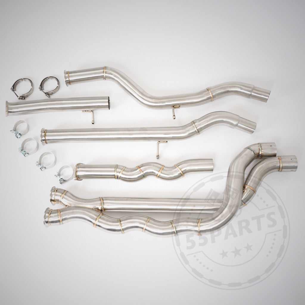55Parts Special: Equal Length EL Midpipe passend für BMW F80/F82 M3/M4 S55 Motor und Edelstahl-Schellen auf hellem Hintergrund mit 55Parts Logo-Wasserzeichen.