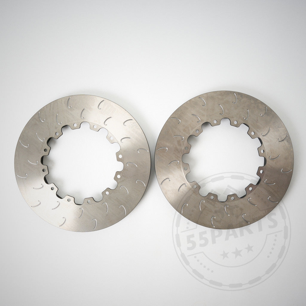 Zwei metallische, runde 55Parts Special J-Hook-Ersatzbremsringe für AP Racing-Bremssysteme sind nebeneinander auf einer schlichten weißen Oberfläche platziert.