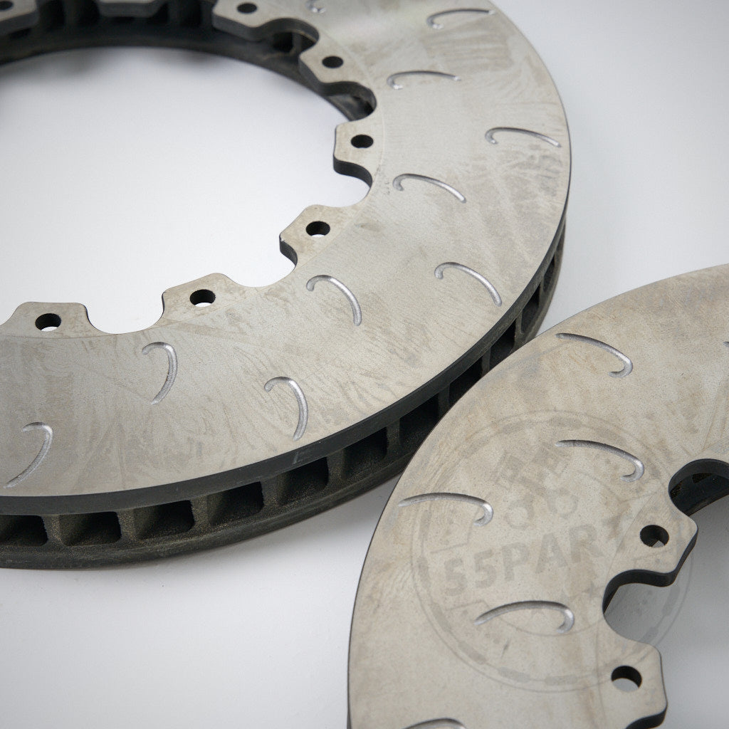 Nahaufnahme von zwei 55Parts Special Aftermarket Ersatz-Reibringe J-Hook für AP Racing-Bremssysteme, perfekt passend für BMW-Fans oder den Einsatz auf der Rennstrecke, dargestellt auf einem hellen Hintergrund.