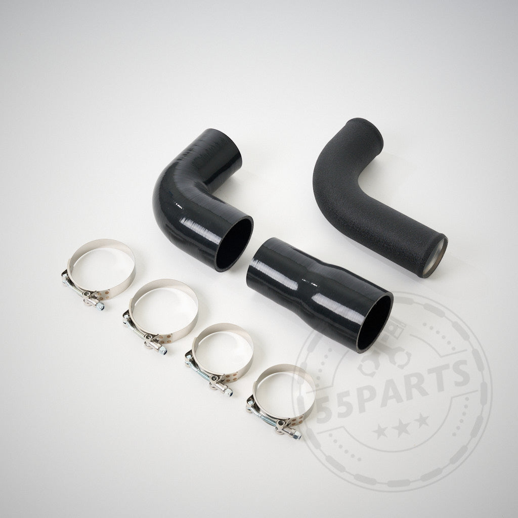 Zwei schwarze 55Parts Silikonverbinder-Schläuche und vier Metallklemmen werden auf einer hellen Oberfläche angezeigt, perfekt für die Verwendung mit der Ersatz-Ladeluftverrohrung 7,5" Race Ladeluftkühler passend für BMW 135i, 1er M Coupé oder 335(x)i N54/N55 E-Serie.