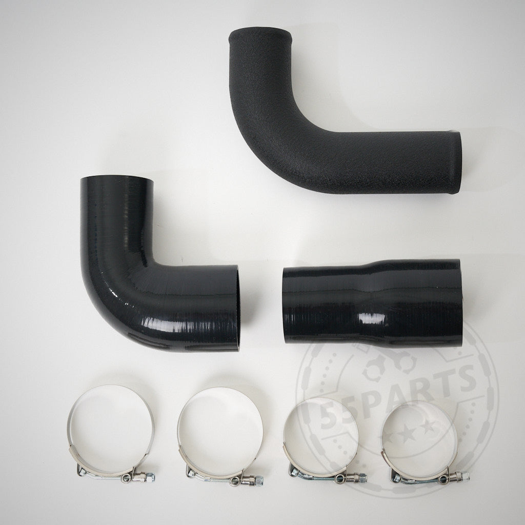 Zwei schwarze 55Parts Silikonverbinder-Schläuche und vier Metallklemmen werden auf einer hellen Oberfläche angezeigt, perfekt für die Verwendung mit der Ersatz-Ladeluftverrohrung 7,5" Race Ladeluftkühler passend für BMW 135i, 1er M Coupé oder 335(x)i N54/N55 E-Serie.