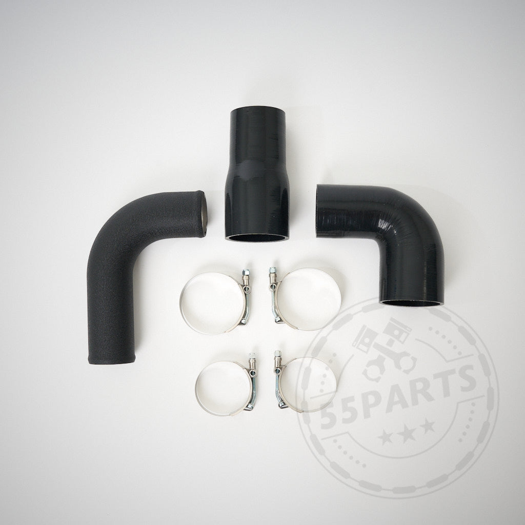 Abgebildet sind zwei schwarze Rohrbögen, ein gerades Rohr, ein Silikonverbinder und vier Schlauchschellen – perfekt als Ersatz-Ladeluftverrohrung für Ihren 7,5" Race-Ladeluftkühler am BMW 135i/1er M Coupé/335(x)i N54/N55 E-Serie.